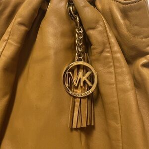 MICHAEL KORS HOBO BAG IN GREAT CONDITION! PEBBLE LEATHER SUPER SOFT AND CLEAR